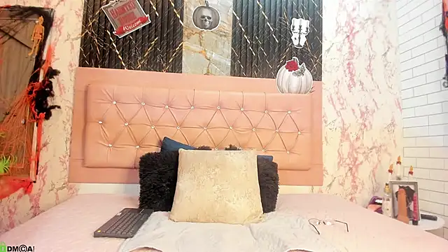 Caroline daring online show from October 2025 02:38:02 PM