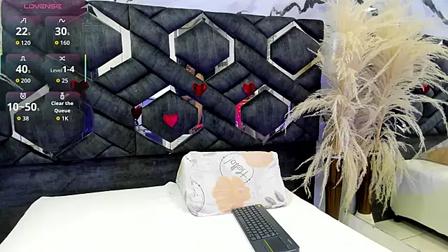Amy Dowson online show from October 2025 02:25:02 PM