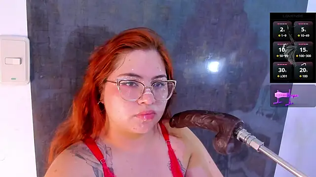 Snapshot of alana_glasses chatting on October 2025 12:07:01 PM alana glasses online show from October 2025 12:07:01 PM