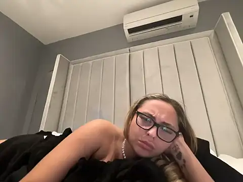 petitelucyXoxx online show from May 2026 07:28:02 PM
