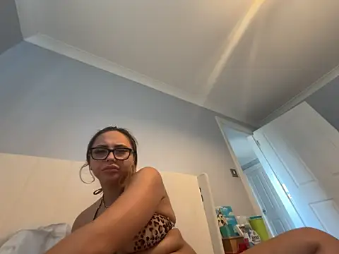 petitelucyXoxx online show from June 2026 04:28:01 PM
