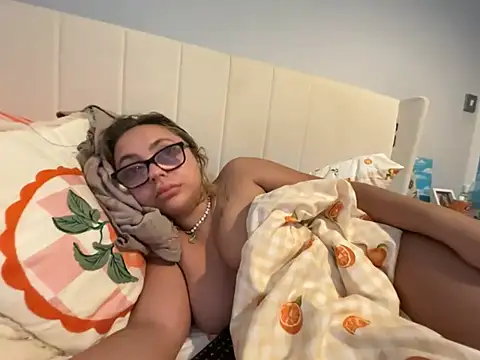 petitelucyXoxx online show from June 2026 04:33:01 AM