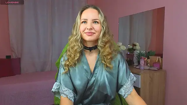 Hloya Mei online show from September 2025 11:38:02 PM