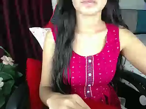 Snapshot of LOVE_BEAUTYY chatting on October 2025 04:04:02 AM LOVE BEAUTYY online show from October 2025 04:04:02 AM