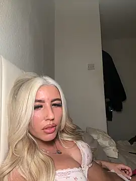 Snapshot of BlondeBetty chatting on December 2025 08:52:01 PM BlondeBetty online show from December 2025 08:52:01 PM