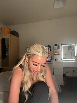 Snapshot of BlondeBetty chatting on November 2025 05:06:02 PM BlondeBetty online show from November 2025 05:06:02 PM