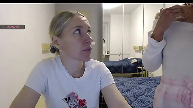 Two Sisters online show from October 2025 04:52:01 PM