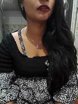 Itz Mayra  online show from November 2025 05:46:05 PM