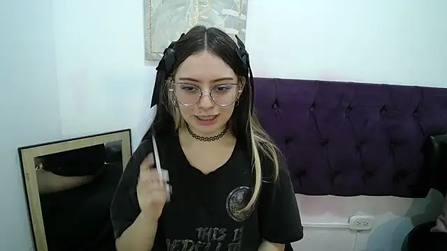 SofiaKitty-love online show from December 2025 06:28:02 PM