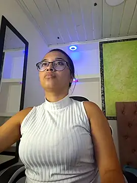 Snapshot of susan_mooree chatting on September 2025 06:37:01 PM susan mooree online show from September 2025 06:37:01 PM