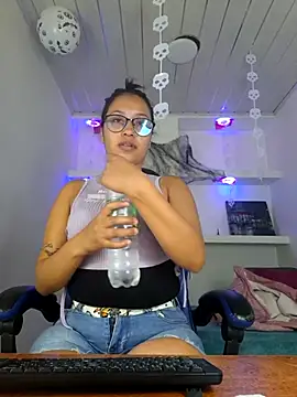 Snapshot of susan_mooree chatting on October 2025 05:09:02 PM susan mooree online show from October 2025 05:09:02 PM