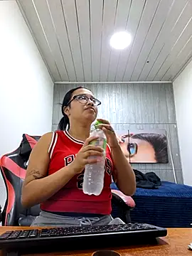 Snapshot of susan_mooree chatting on November 2025 06:41:02 PM susan mooree online show from November 2025 06:41:02 PM