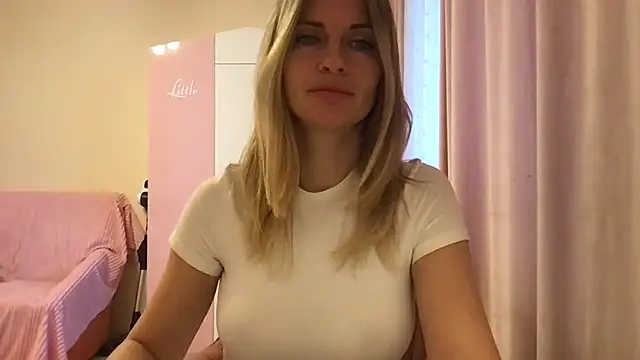 Snapshot of KarelliaStar chatting on May 2026 06:27:01 AM KarelliaStar online show from May 2026 06:27:01 AM