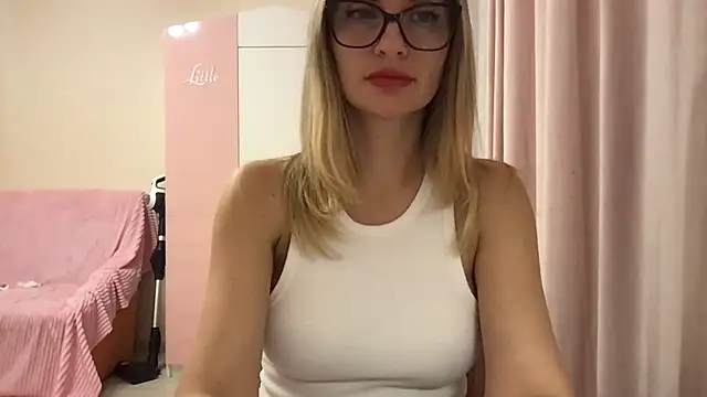 Snapshot of KarelliaStar chatting on April 2026 05:04:01 PM KarelliaStar online show from April 2026 05:04:01 PM
