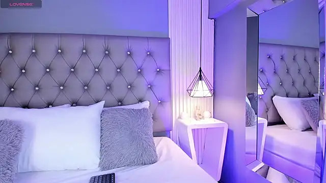 LunaBloomn online show from January 2026 05:08:01 PM