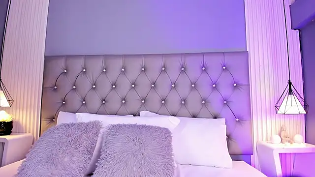 LunaBloomn online show from April 2026 04:57:01 PM