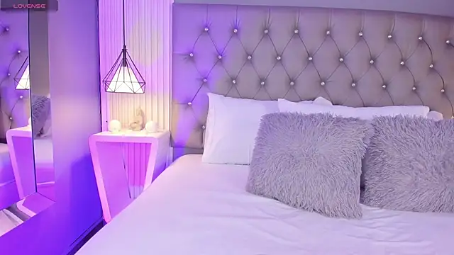 LunaBloomn online show from February 2026 05:00:02 PM