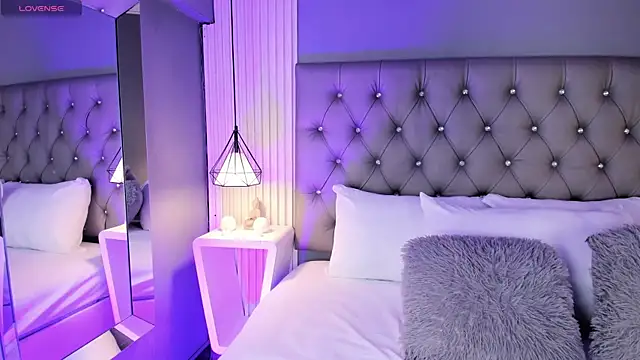 LunaBloomn online show from February 2026 05:13:01 PM