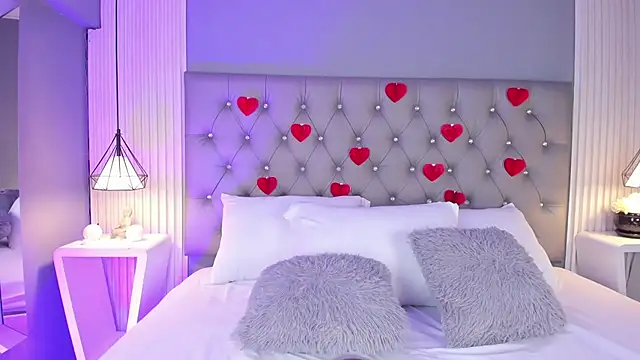 LunaBloomn online show from February 2026 05:00:02 PM