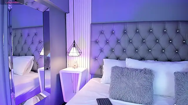 LunaBloomn online show from January 2026 05:08:02 PM