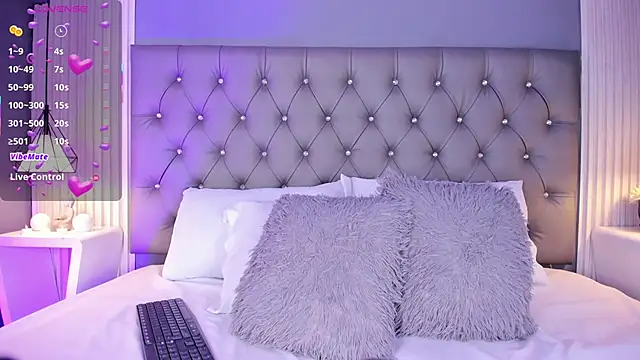 LunaBloomn online show from April 2026 05:05:02 PM