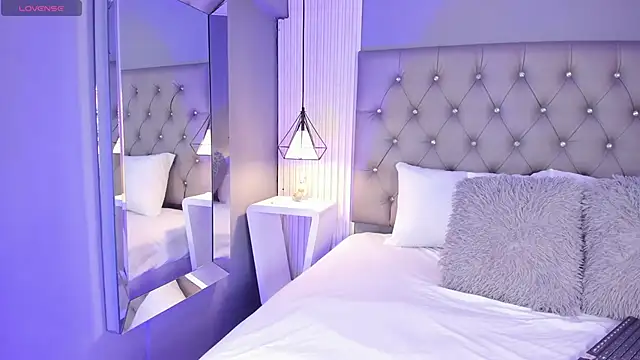 LunaBloomn online show from December 2025 05:05:01 PM