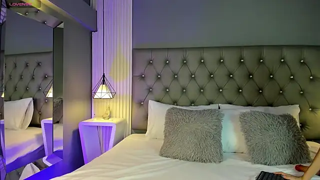 Snapshot of LunaBloomn chatting on October 2025 05:12:02 PM LunaBloomn online show from October 2025 05:12:02 PM