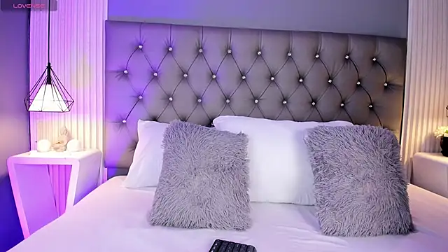 LunaBloomn online show from January 2026 05:05:01 PM