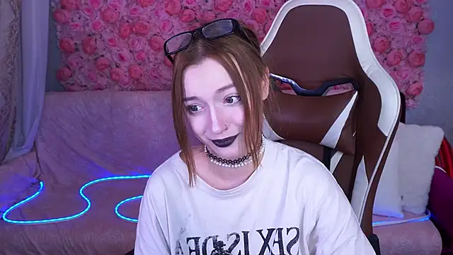 Snapshot of FoxyMayy chatting on June 2026 01:28:02 AM FoxyMayy online show from June 2026 01:28:02 AM