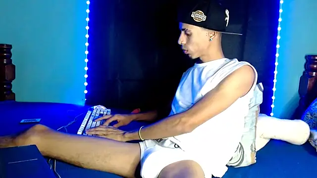 Snapshot of Alexx_1214 chatting on October 2025 04:14:01 AM Alexx 1214 online show from October 2025 04:14:01 AM