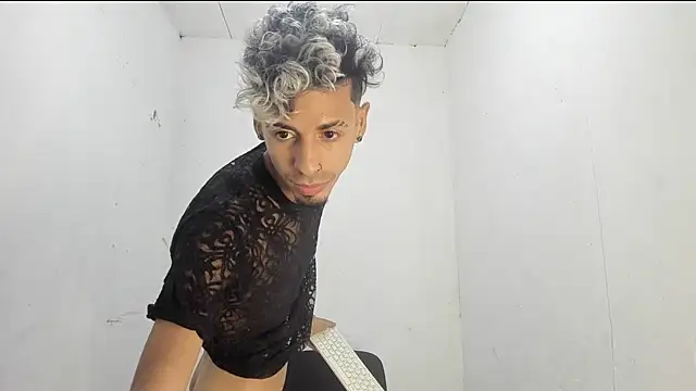 Snapshot of Alexx_1214 chatting on October 2025 01:50:02 AM Alexx 1214 online show from October 2025 01:50:02 AM