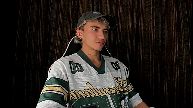 Snapshot of guynextdo0r chatting on November 2025 11:27:01 PM guynextdo0r online show from November 2025 11:27:01 PM