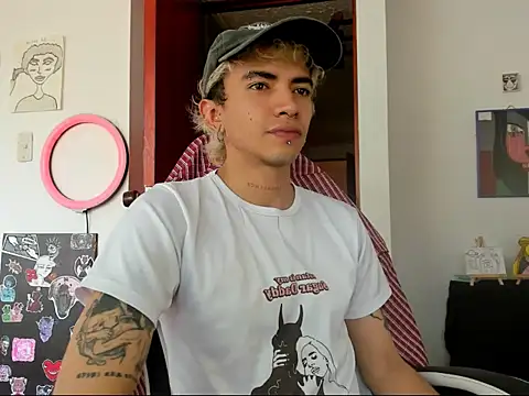 Snapshot of guynextdo0r chatting on October 2025 06:53:02 PM guynextdo0r online show from October 2025 06:53:02 PM