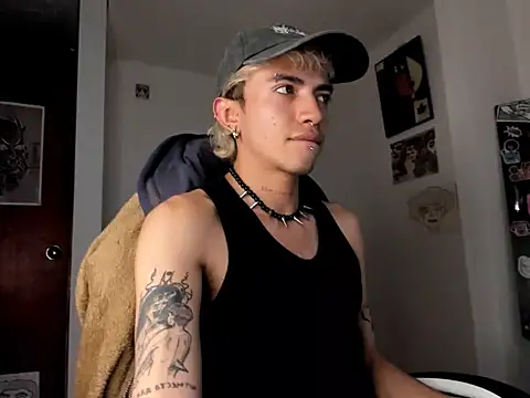 Snapshot of guynextdo0r chatting on September 2025 09:44:02 PM guynextdo0r online show from September 2025 09:44:02 PM