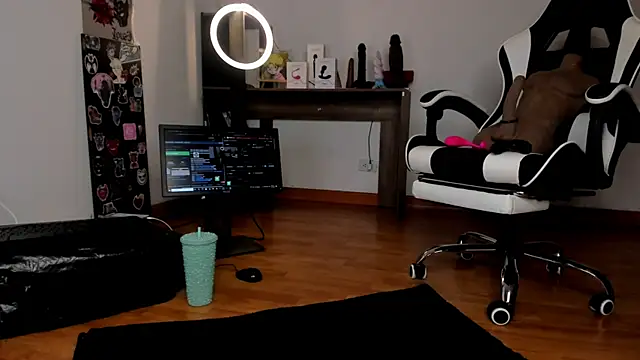 Snapshot of guynextdo0r chatting on October 2025 11:47:02 PM guynextdo0r online show from October 2025 11:47:02 PM