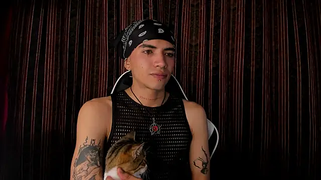 Snapshot of guynextdo0r chatting on November 2025 08:56:02 PM guynextdo0r online show from November 2025 08:56:02 PM