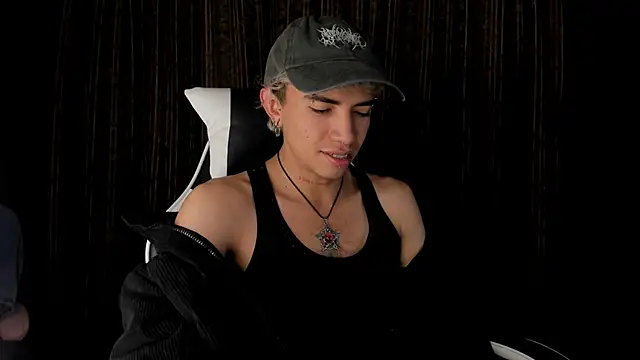 Snapshot of guynextdo0r chatting on December 2025 10:59:01 PM guynextdo0r online show from December 2025 10:59:01 PM