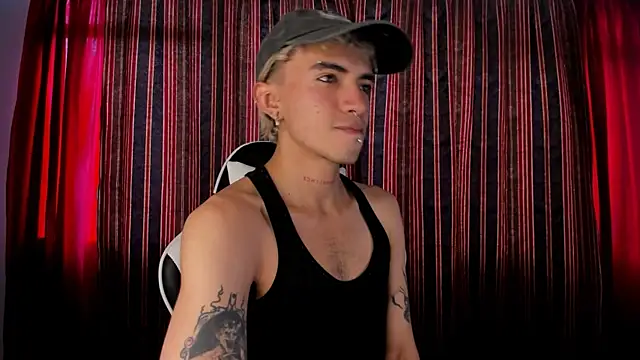 Snapshot of guynextdo0r chatting on November 2025 08:02:02 PM guynextdo0r online show from November 2025 08:02:02 PM