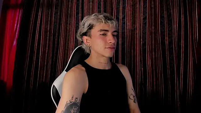 Snapshot of guynextdo0r chatting on December 2025 06:20:02 PM guynextdo0r online show from December 2025 06:20:02 PM