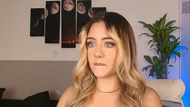 Snapshot of MaryMoon_ chatting on November 2025 02:01:02 AM MaryMoon online show from November 2025 02:01:02 AM