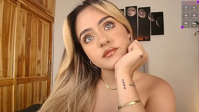 Snapshot of MaryMoon_ chatting on November 2025 01:26:02 AM MaryMoon online show from November 2025 01:26:02 AM