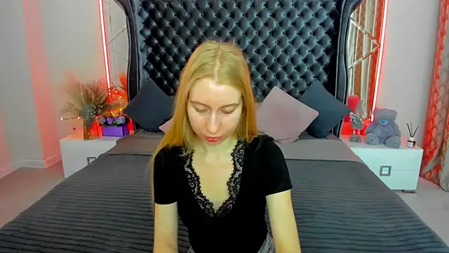 Snapshot of Alina_Blonde chatting on May 2026 05:36:02 AM Alina Blonde online show from May 2026 05:36:02 AM