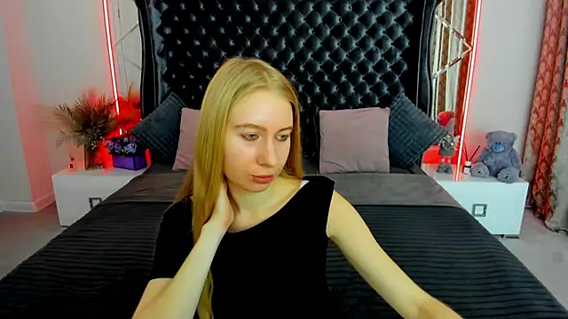 Snapshot of Alina_Blonde chatting on July 2026 06:00:02 AM Alina Blonde online show from July 2026 06:00:02 AM