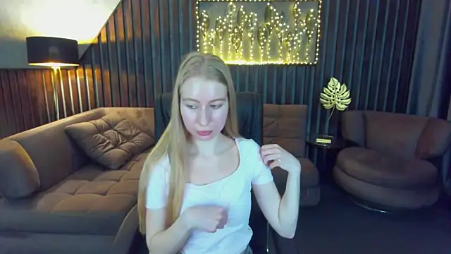 Snapshot of Alina_Blonde chatting on May 2026 11:40:02 AM Alina Blonde online show from May 2026 11:40:02 AM