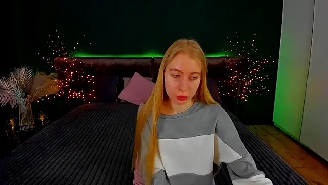 Snapshot of Alina_Blonde chatting on September 2025 05:46:01 AM Alina Blonde online show from September 2025 05:46:01 AM