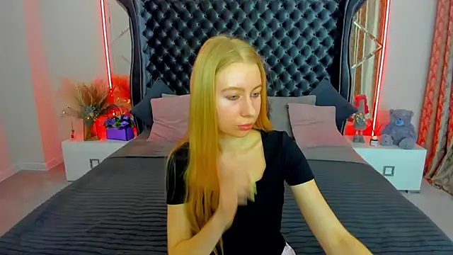 Snapshot of Alina_Blonde chatting on June 2026 05:34:01 AM Alina Blonde online show from June 2026 05:34:01 AM
