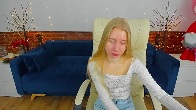 Snapshot of Alina_Blonde chatting on December 2025 06:40:01 AM Alina Blonde online show from December 2025 06:40:01 AM