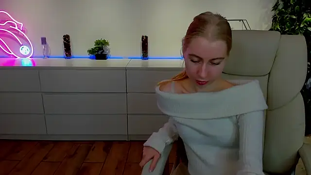 Snapshot of Alina_Blonde chatting on November 2025 06:40:01 AM Alina Blonde online show from November 2025 06:40:01 AM