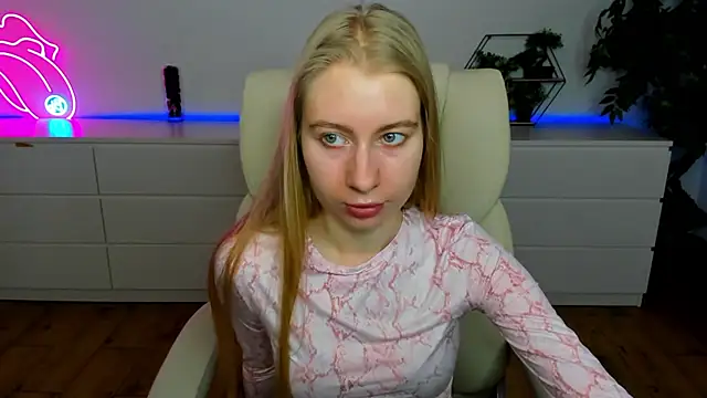 Snapshot of Alina_Blonde chatting on March 2026 06:35:01 AM Alina Blonde online show from March 2026 06:35:01 AM