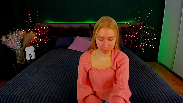 Snapshot of Alina_Blonde chatting on October 2025 05:42:02 AM Alina Blonde online show from October 2025 05:42:02 AM